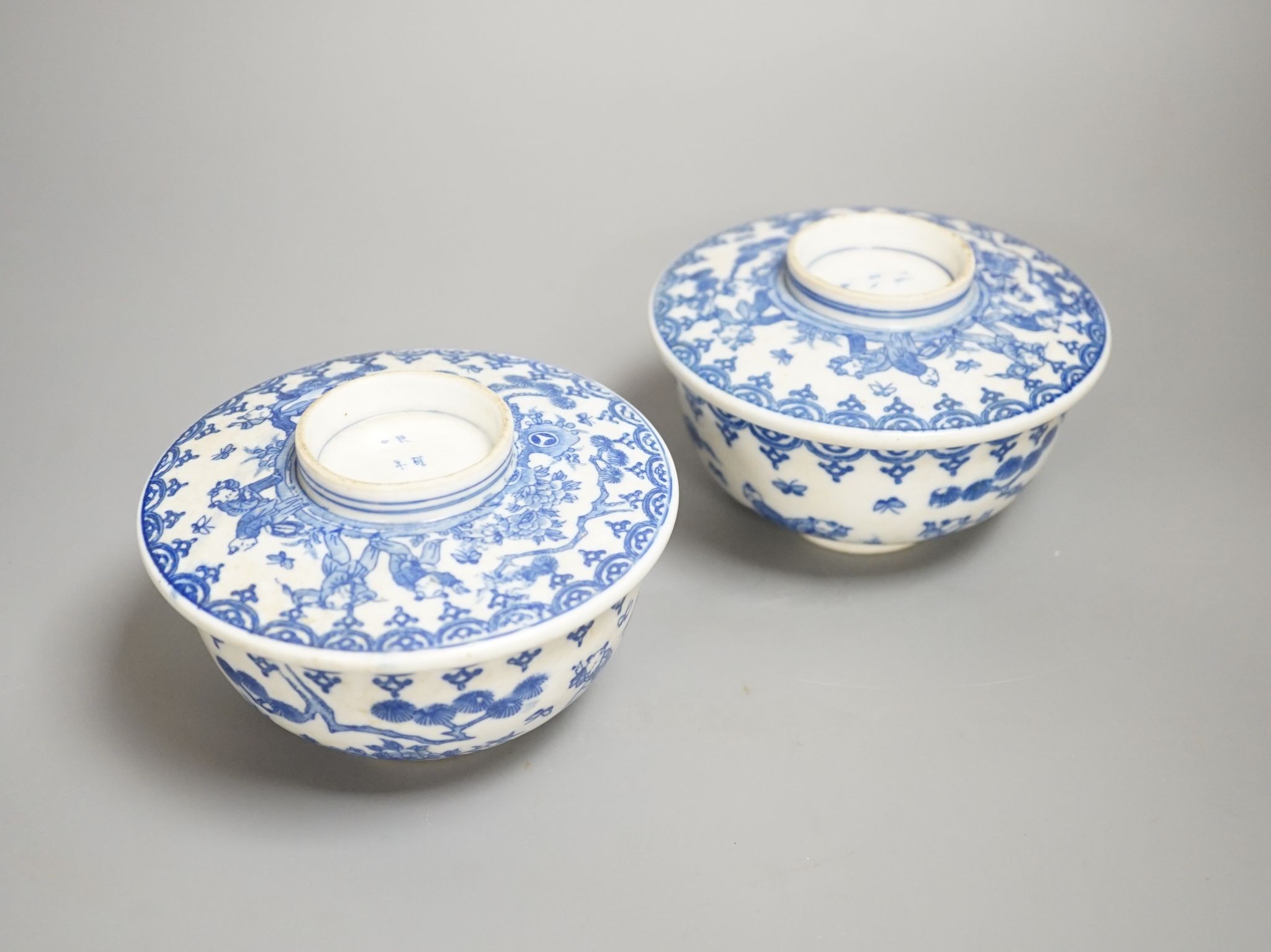 A pair of Japanese underglaze blue rice dishes and covers, Cover 13 cms diameter.